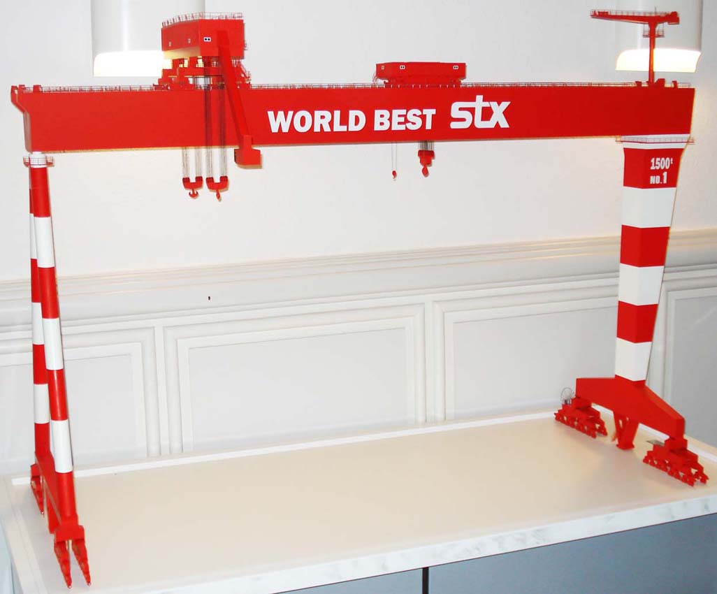 World Best STX Kranmodell rot auf Tisch