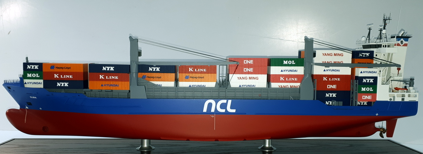 NCL Elbia Containerschiff voll beladen